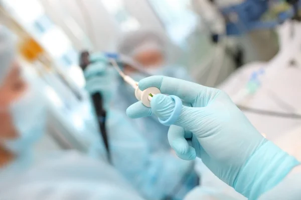 Arts voert endoscopische behandeling in het ziekenhuis ward — Stockfoto