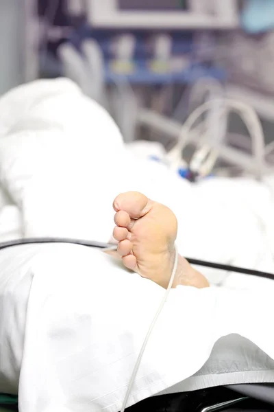 ज्येष्ठ रुग्णाचा पाय रुग्णालयात बेड — स्टॉक फोटो, इमेज