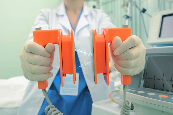 Cardioverter elektroder i händerna på kvinnliga läkare — Stockfoto