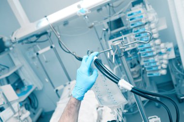 Hastanın yanında tıbbi malzeme kurar erkek doktor olmak