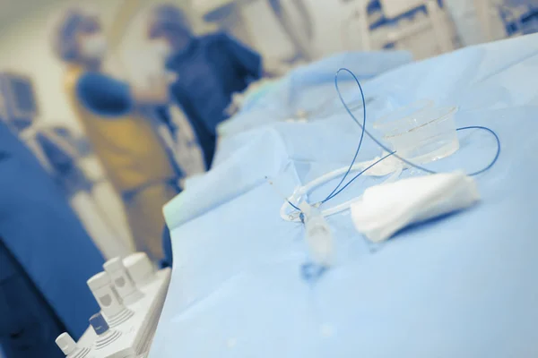 Процедурные инструменты в операционной больницы на заднем плане — стоковое фото