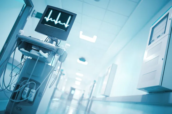 Компьютер контроля частоты сердечных сокращений в хорошо освещенной больнице — стоковое фото