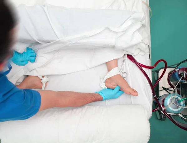 Erkek doktor kan motio değerlendirmek için hastanın ayak dokunur — Stok fotoğraf
