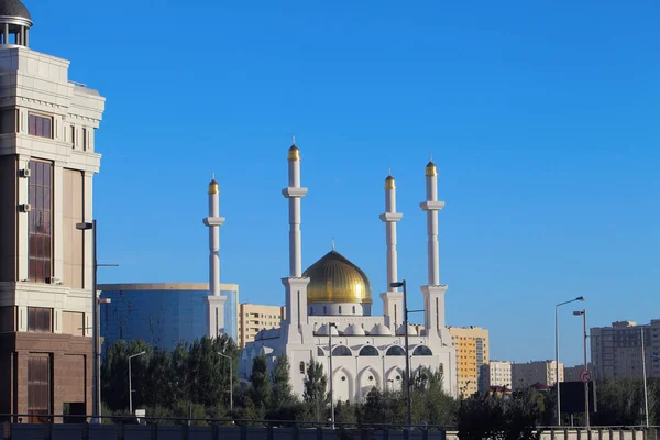 White mosque in the middle of modern buildings of the asian city — Stock Photo, Image