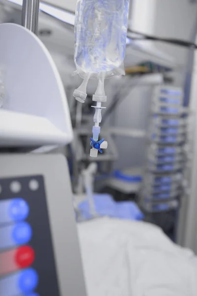 Vista na enfermaria do hospital com cama e equipamento — Fotografia de Stock