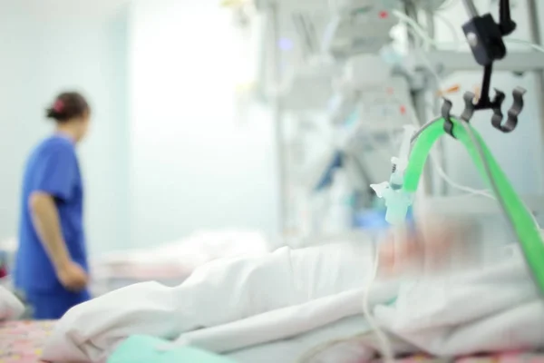 Medische werkneemster op het bed van de baby in de Nicu, Defocus — Stockfoto