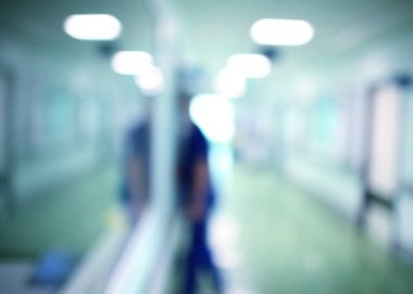 Hastanede, odaklanmamış arka plan gece nöbetçi doktor