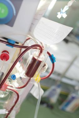 Teknik birim hastane koğuşunda kanla dolu tüpler