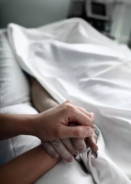 Afscheid met dode patiënt bedekt met bed blad in het ziekenhuis — Stockfoto