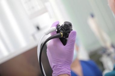 Endoskopi araç muayene işlemi sırasında doktorun elinde