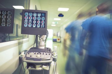 Erkek doktor hastane koridorda acil pa için acele