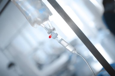 Hastane odasında metal stand çanta damla