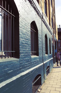 Demir kafes pencere ve boyalı br ile eski retro buiding