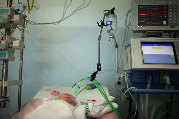 Niño en la UCIN conectado al dispositivo de soporte vital —  Fotos de Stock