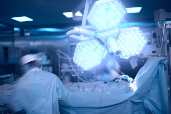 Cirurgião ocupado na sala de cirurgia do hospital moderno — Fotografia de Stock