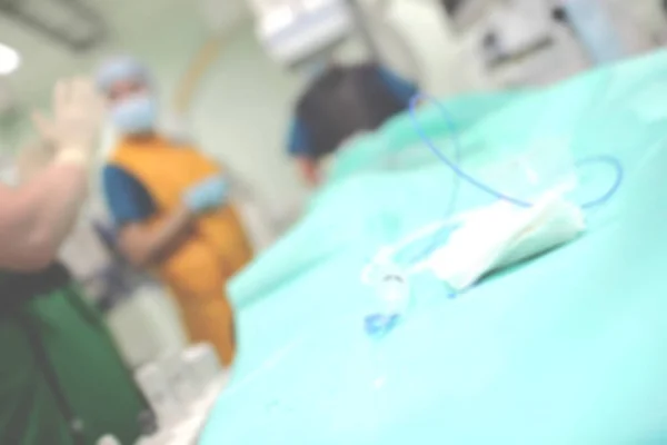 Lavoratori di sesso maschile in sala operatoria a raggi X, sfondo sfocato — Foto Stock
