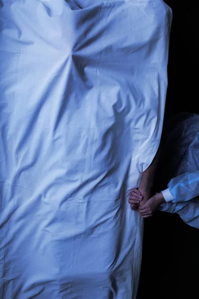 Woman holds the hand of a patient who died in a hospital and cov — Stock Photo, Image