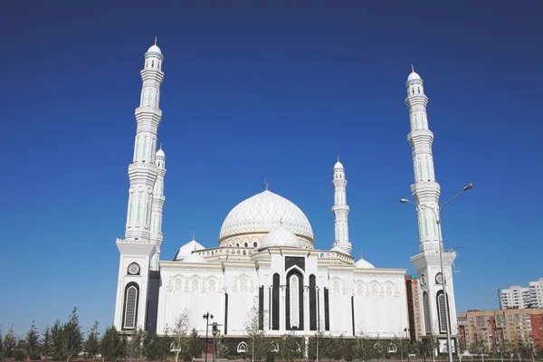 White urban mosque in the summer day — Stock Photo, Image