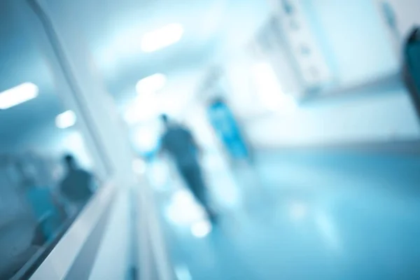 Figura obscura caminhando pelo corredor do hospital, desfocada — Fotografia de Stock