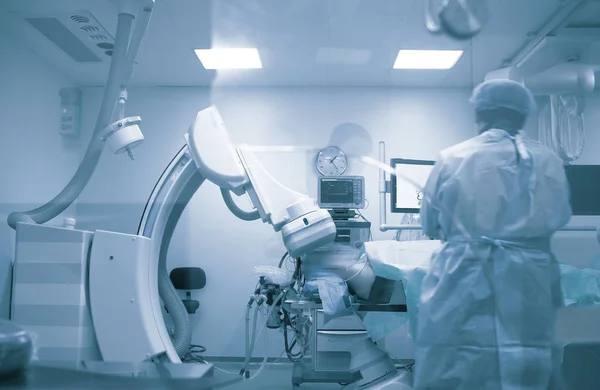 Medizinischer Eingriff im Katheterlabor durch den männlichen Chirurgen — Stockfoto