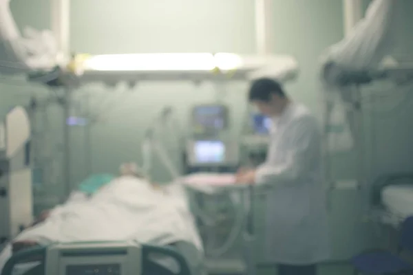 O médico está na enfermaria de cuidados intensivos, fundo desfocado. — Fotografia de Stock