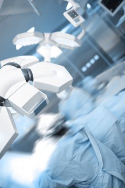 Cerrahlar siluetleri bulanık ameliyathane içinde hareket