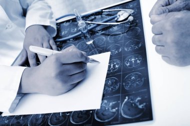 Hasta doktorun ofisinden sonra klinik examinat ziyaret etti