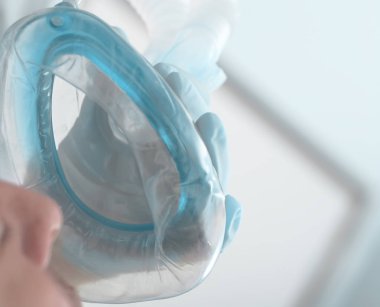 Doktor hastaya narkoz önce oksijen maskesi koyar