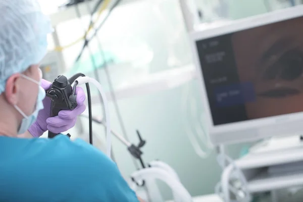 Lekarz wykonując procedury endoskopowe u pacjenta — Zdjęcie stockowe