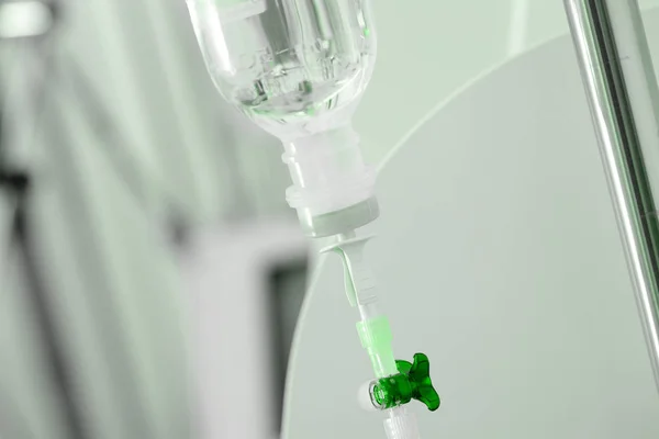 Botella de goteo IV colgada en el poste médico —  Fotos de Stock