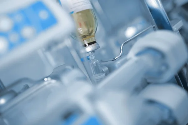 Glass bottle with a solution hanging in the ward on the backgrou — Stock Photo, Image