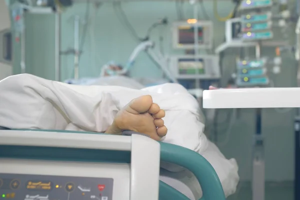 Patient in serious condition connected to the life support devic — Stock Photo, Image