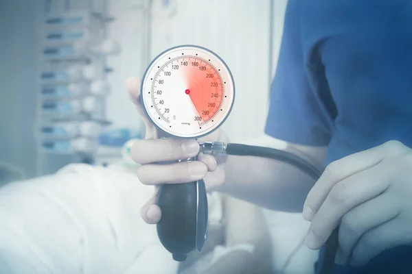 血圧計高血圧のマークのレッド ゾーン — ストック写真
