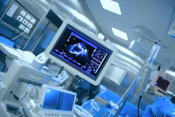 Ultrasonic monitoring of patient's heart during cardiac surgery — Stock Photo, Image