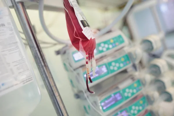 Paquete con sangre de donante colgada en un trípode para transfusión —  Fotos de Stock