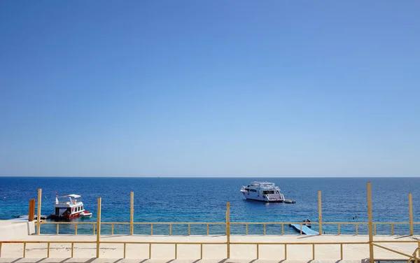 Horizonte do mar em um dia de verão brilhante — Fotografia de Stock