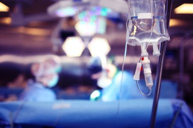 Tıbbi damlalık arka planı bir tripod üzerinde asılı bir 