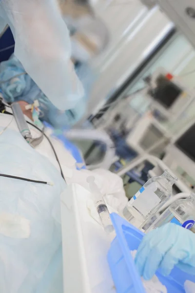 Medical team working with patient in the modern equipped intensi — Stock Photo, Image