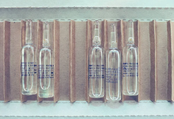 Boîte d'emballage ouverte en carton avec ampoules de médicaments — Photo