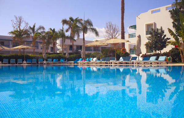 Outdoor swimming pool at the hotel — Stock Photo, Image