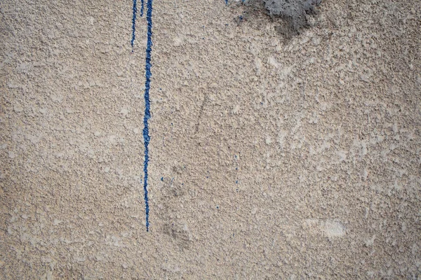 콘크리트 벽 표면에 실행 파란 페인트에 의해 얼룩 — 스톡 사진