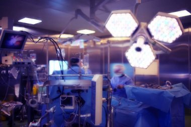 Ameliyathane cerrahi işlem sırasında çalışan doktorun ekibi ile