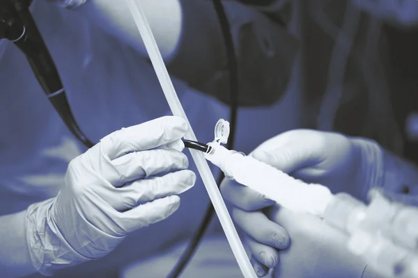 Postup endoskopického bronchoskopie k pacientovi, provedení m — Stock fotografie