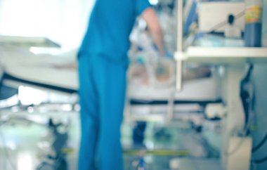 Doktor hasta yoğun bakım ünitesinde, odaklanmamış asist.