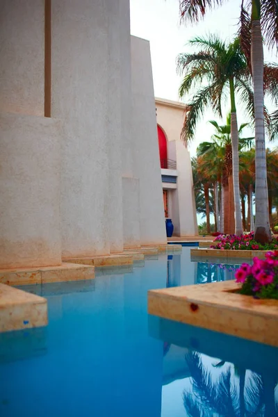 View of the decorative pond at the residential building — Stock Photo, Image