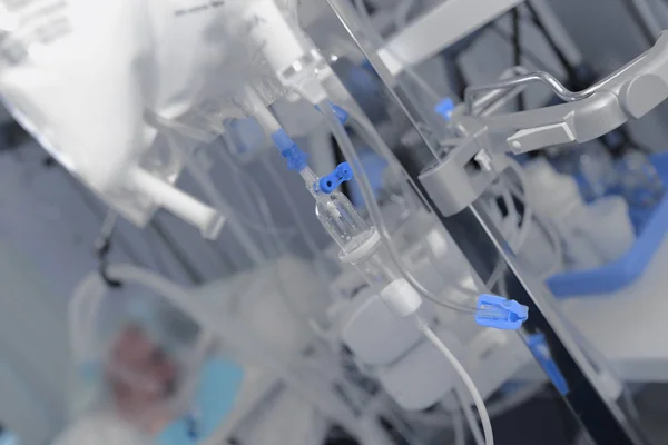 Tratamiento intensivo del paciente crítico en la sala de hospitalización — Foto de Stock