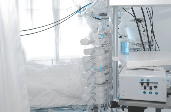Sala de la clínica con cama de paciente y equipo de soporte vital conectado — Foto de Stock