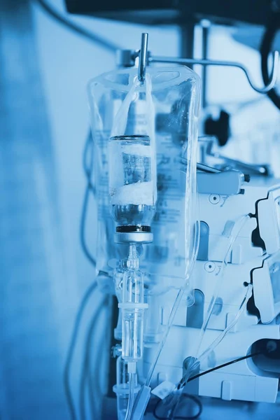 IV dropp system med perfusion enheter i natt ward — Stockfoto