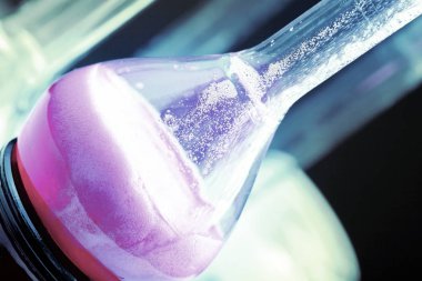 Sıvı içerik yakın çekim ile cam laboratuvar çanak