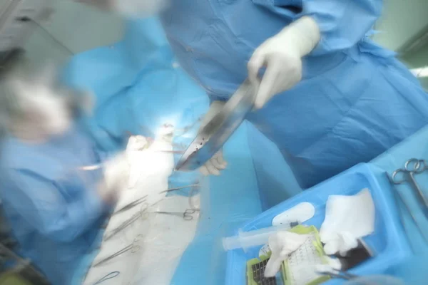 Working surgeons during emergency operating process, unfocused b — Stock Photo, Image